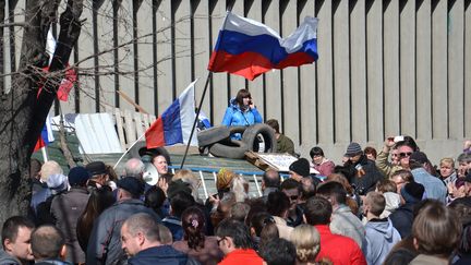 Des manifestants prorusses &agrave; Lougansk (Ukraine), le 7 avril 2014. (YURI STRELTSOV / RIA NOVOSTI / AFP)