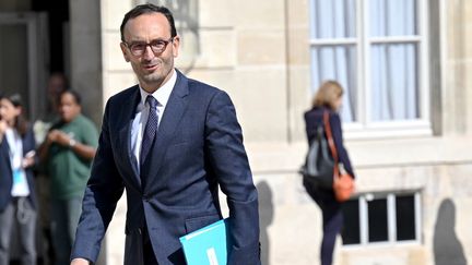 Thomas Cazenave dans la cour du palais de l'Elysée, à Paris, le 21 juillet 2023. (BERTRAND GUAY / AFP)