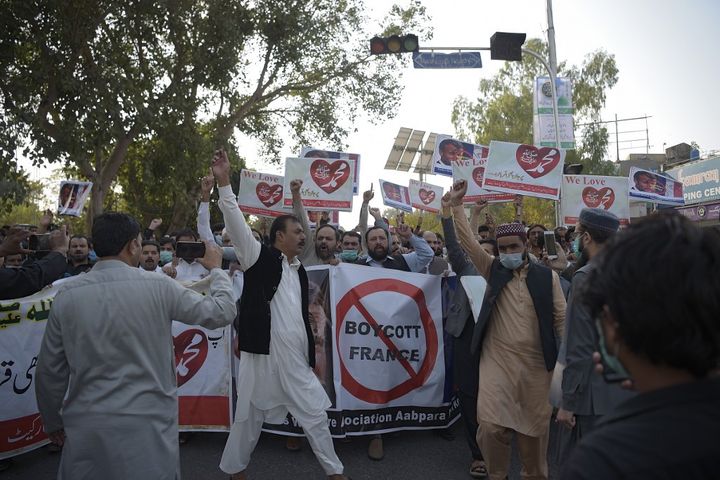 Des manifestants défilent à Islamabad (Pakistan) pour protester contre les propos d'Emmanuel Macron défendant la liberté d'expression et, notamment, la possibilité de caricaturer le prophète Mahomet, le 30 octobre 2020. (FAROOQ NAEEM / AFP)