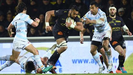 Le troisième-ligne néo-zélandais Victor Vito (en noir) échappe aux joueurs du Racing 92 lors de la victoire de La Rochelle à Colombes (38-15) le 11 mars dernier. (XAVIER LEOTY / AFP)