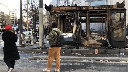 Le kiosque de Michelle incendié le 16 mars 2019 sur les Champs-Elysées à Paris. (MATTHIEU MONDOLONI / FRANCE-INFO)