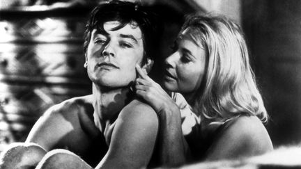 Dans Les félins de René Clément (1964), Alain Delon partage l'affiche avec Lola Albright et Jane Fonda. L'acteur incarne Marc, une jeune homme qui séduit la femme d'un gangster, à ses risques et périls.... (MGM / CITE FILMS / CIPRA)