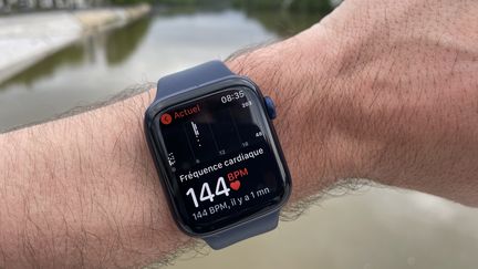 Les montres connectées mesurent la fréquence cardiaque, comme ici au cours d'un footing. Certaines possèdent désormais une fonction éectrocardiogramme. (A.J.)