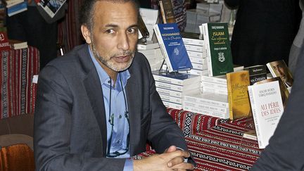 L'islamologue suisse Tariq Ramadan dans une libraire à Genève, le 4 mai 2014, pour la présentation de son livre Au péril des idées. (RÉMY GENOUD / CROWDSPARK / AFP)