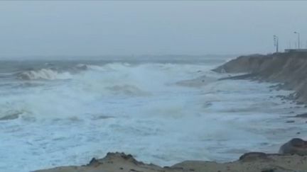 Ciara : la ville de Gouville-sur-Mer affronte la tempête