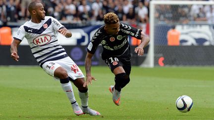 Toure (Bordeaux) à la lutte avec Bulot (Reims) (JEAN PIERRE MULLER / AFP)