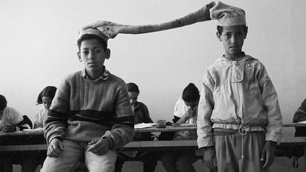 A travers sa série photographique "La salle de classe", qui met en scène ses élèves de façon énigmatique, parfois absurde, Hicham Benohoud interroge la société marocaine, son contexte social et politique, ses inégalités et ses paradoxes.&nbsp; &nbsp; &nbsp; (COLLECTION FONDATION ALLIANCES – MACAAL)