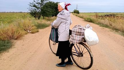 Une habitante de Vysokopillia qui rentre chez elle pour la première fois depuis des mois en ignorant les bombardements autour d'elle. (BENJAMIN ILLY / RADIO FRANCE)