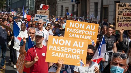 Des personnes manifestent contre l'extension du pass sanitaire, à Paris, le 31 juillet 2021. (GEORGES GONON-GUILLERMAS / HANS LUCAS / AFP)