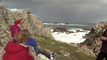 La météo a effectué un virage radical ces jours-ci en France avec de la pluie et du vent. En pleines vacances de la Toussaint, les touristes tentent de profiter des derniers rayons de soleil, à la&nbsp;mer ou aux abords d’un&nbsp;lac.&nbsp; (FRANCE 3)