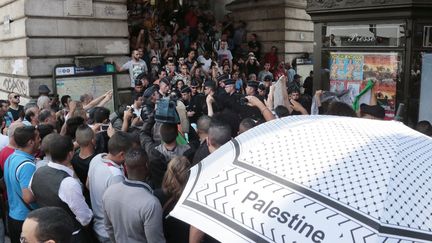 Des manifestants pro-palestiniens &agrave; Barb&egrave;s &agrave; Paris, le 19 juillet 2014. (JACQUES DEMARTHON / AFP)