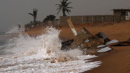 Au Togo, le ministère de l’Environnement, du Développement durable et de la Protection de la nature veut former 200 acteurs communautaires de la région maritime aux pratiques innovantes de gestion durable des terres, sur une période de deux ans. Ces formations ont pour but d’aider les populations à faire face aux défis de l’érosion côtière, de la pollution marine, et aux sinistres qui en découlent, précise le site Togo First.&nbsp; &nbsp; &nbsp; (LUC GNAGO / REUTERS)