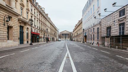 Une rue déserte à Paris après la mise en place du confinement pour lutter contre le coronavirus, le 17 mars 2020. (MATHIEU MENARD / HANS LUCAS / AFP)