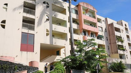 L'homme a été appréhendé à son domicile de Saint-Denis-de-la-Reunion (La Réunion), le 27 avril 2017.&nbsp; (RICHARD BOUHET / AFP)