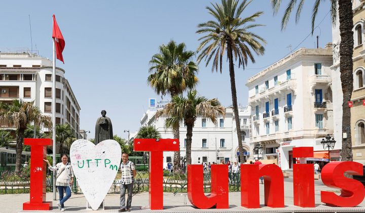 Touristes sur l'avenue Bourguiba, dans le cœur de Tunis, le 4 août 2017... (REUTERS/Zoubeir Souissi)