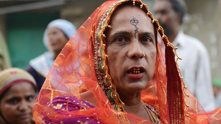 Un eunuque lors d'une procession religieuse &agrave; Ahmedabad (Inde), le 28 mai 2013. (SAM PANTHAKY / AFP)