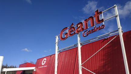 La façade du magasin Géant Casino de Laloubère (Hautes-Pyrénées). (EVAN LEBASTARD / RADIO FRANCE)