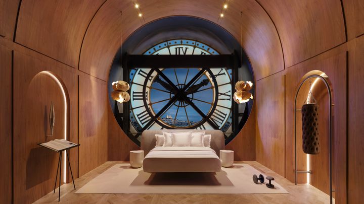 La chambre se situe derrière l'horlogue du musée d'Orsay. Elle a été designée par Mathieu Lehanneur, qui a aussi pensé la torche et la vasque olympiques de Paris 2024. (FREDERIK VERCRUYSSE)