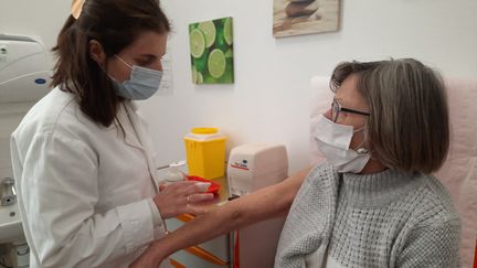 Une retraitée vaccinée dans un centre médical d'Alfortville (Val-de-Marne) le 16 janvier 2021. (HELENE CHEVALLIER-H / RADIOFRANCE)