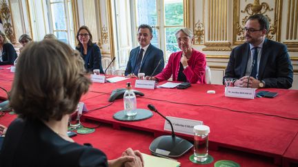 Les membres du gouvernement d'Elisabeth Borne participent à une réunion de travail, à l'hôtel Matignon à Paris, le 21 juin 2022. (CHRISTOPHE PETIT TESSON / AFP)