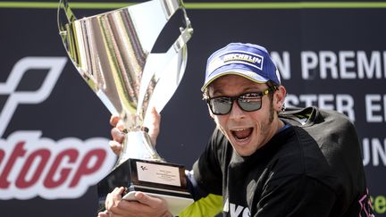 Valentino Rossi exulte sur le podium  (JOSEP LAGO / AFP)