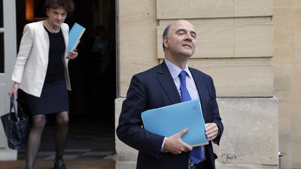 Pierre Moscovici, le ministre de l'Economie, sortant de l'H&ocirc;tel Matignon, le 21 f&eacute;vrier 2013. (FRANCOIS GUILLOT / AFP)