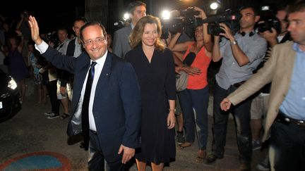 Fran&ccedil;ois Hollande et Val&eacute;rie Trierweiler arrivent au fort de Br&eacute;gan&ccedil;on (Var), le 2 ao&ucirc;t 2012. (FRANÇOIS BAILLE / MAXPPP)