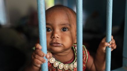 Une fillette mise à l'abri à Cox's Bazar (Bangladesh), le 14 mai 2023, avant le passage du cyclone Mocha. (ZAKIR HOSSAIN CHOWDHURY / ANADOLU AGENCY / AFP)