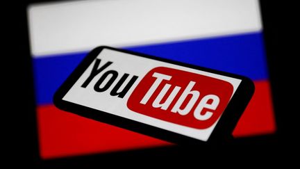 Les autorités russes reprochent à YouTube&nbsp;d'être&nbsp;"une plateforme clé pour la diffusion de 'fakes' sur l'opération militaire spéciale sur le territoire de l'Ukraine". (JAKUB PORZYCKI / NURPHOTO / AFP)