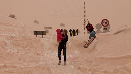 Le ciel teinté par le phénomène du sirocco au&nbsp;Col du Lautaret (Hautes-Alpes), le 6 février 2021. (THIBAUT DURAND / HANS LUCAS)