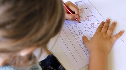 Une élève&nbsp;participe a un cours d'éveil sensorielle et kinesthésique&nbsp;dans une école maternelle basée sur la pédagogie Montessori, qui a donnée son nom à des établissements privés et&nbsp;hors contrat&nbsp;pour la plupart. Photo d'illustration.&nbsp; (GUILLAUME BONNEFONT / MAXPPP)