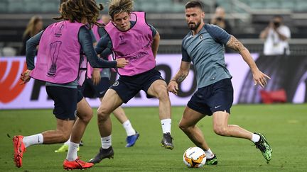 Le Français Olivier Giroud et ses coéquipiers du club de Chelsea, lors d'un entraînement à Bakou (Azerbaïdjan) le 28 mai 2019, avant la finale de la Ligue Europa. (ALEXANDER NEMENOV / AFP)