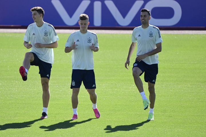 Pau Torres, Dani Olmo et Sergio Busquets à l'entraînement, le 5 juillet à Madrid (JAVIER SORIANO / AFP)