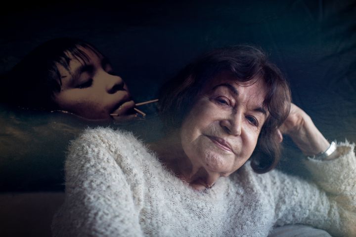 La célèbre photographe brésilienne Claudia Andujar pose pour un portrait dans son appartement de São Paulo., le 24 juillet 2019. (VICTORMORIYAMA.COM.BR)