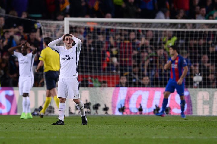 Les Parisiens Marco Verratti et Blaise Matuidi abattus à Barcelone après avoir été battus (1-6) le 9 mars 2017, lors du match retour des 8es de finale au Camp Nou, après avoir gagné à l'aller (4-0).&nbsp; (JOSEP LAGO / AFP)