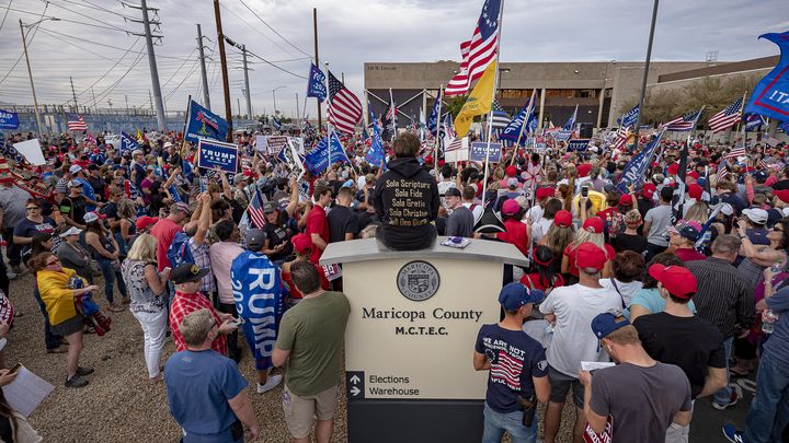 En 2020, des partisans de Donald Trump manifestaient devant le centre électoral de Maricopa lors du dépouillement des votes, à Phoenix, en Arizona, le 6 novembre 2020. (OLIVIER TOURON / AFP)