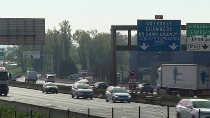 Des milliers de capteurs installés en ville, le long des routes et autoroutes qui communiqueront avec votre véhicule et vous donneront instantanément des informations sur l'état de la circulation. (France 3 Rhône-Alpes)