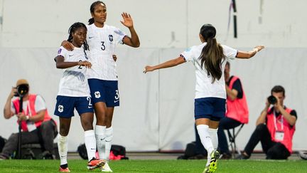 Wendie Renard (au centre) félicitée par Oriane Jean-François et Selma Bacha après son but contre l'Autriche, le 26 septembre 2023. (GEORG HOCHMUTH / AFP)