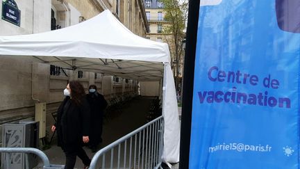 Chaque soir, plusieurs habitants des alentours de la mairie du XVe arrondissement de Paris viennent patienter pour obtenir une dose de vaccin. (BENJAMIN  ILLY / FRANCE-INFO)