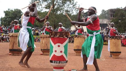 Car l’ingoma, qui signifie à la fois "tambour" et "royaume" en kirundi, est à l’origine, un symbole du pouvoir et d’unité de la nation. Durant la période monarchique, il était uniquement pratiqué par les Batimbo, les tambourinaires ritualistes à la cour royale ou à celles des princes, lors des grands évènements comme les intronisations ou les funérailles des souverains.&nbsp; &nbsp; (TCHANDROU NITANGA / AFP)