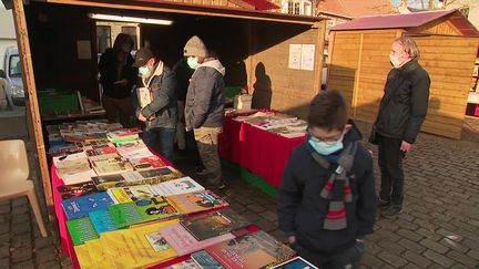 A Esquelbecq, le marché aux livres s'est adapté aux conditions sanitaires. Il se tient en extérieur.&nbsp; (S.Gurak / France Télévisions)