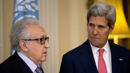 Le repr&eacute;sentant sp&eacute;cial de l'ONU, Lakhdar Brahimi, rencontre le secr&eacute;taire d'Etat am&eacute;ricain, John Kerry, le 14 octobre 2013 &agrave; Londres (Royaume-Uni). (JACQUELYN MARTIN / AFP)