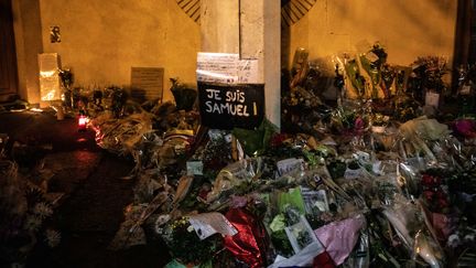 Des fleurs déposées à Conflans-Sainte-Honorine (Yvelines), lors d'une marche blanche en hommage au professeur Samuel Paty, le 20 octobre 2020.&nbsp; (THOMAS MOREL-FORT / HANS LUCAS / AFP)