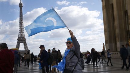 L'association des Ouïghours de France&nbsp;a manifesté au Trocadéro, à Paris, le 25 mars 2019. (- / AFP)