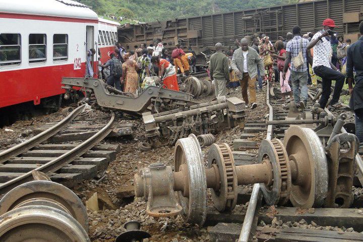 Des passagers s'extirpent du train accidenté, le 21 octobre 2016 à Esake (Cameroun) (STRINGER / AFP)