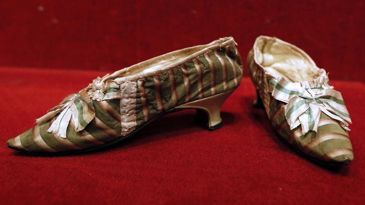 Des souliers en soie de la reine Marie-Antoinette vendus à l'Hôtel Drouot, à Paris, le 17 octobre 2012. (KENZO TRIBOUILLARD / AFP)