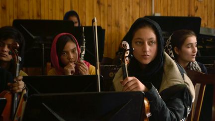 Les musiciennes afghanes de l'orchestre Zohra, lors des répétitions pour leur concert au Forum de Davos, le 28 décembre 2016. (MOHAMMAD JAWAD / DPA)