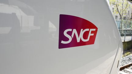 Un logo de la SNCF sur un train de la nouvelle ligne Coradia, à la gare de l'Est, à Paris, le 6 avril 2017. (ERIC PIERMONT / AFP)