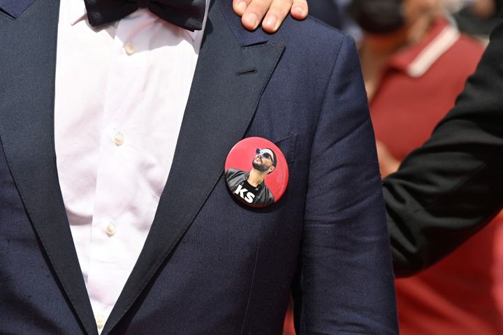 Un des membres de l'équipe du film "La Fièvre de Petrov" porte un badge à l'éfigie de&nbsp;Kirill Serebrennikov sur les marches du Palais des Festivals, au 74e Festival de Cannes, le 12 juillet 2021. (JOHN MACDOUGALL / AFP)