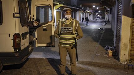 Un membre des forces auxiliaires en charge du&nbsp;respect du&nbsp;couvre-feu en raison de la pandémie, dans la vieille ville de Rabat, le 24 décembre 2020.&nbsp; (FADEL SENNA / AFP)